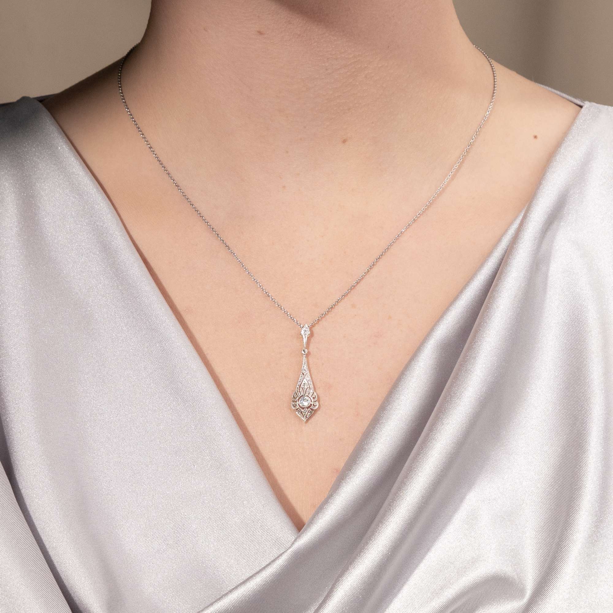 597168-hofer-antikschmuck-Antiker-Anhaenger-mit-Diamanten-in-Platin-und-Gold-um-s-Diamant-Collier-in-Platin-Gold-und-Silber-Art-Deco-um-1928-DAS-IST-NICHT-ALT-ODER-Tautropfen-der-Mod