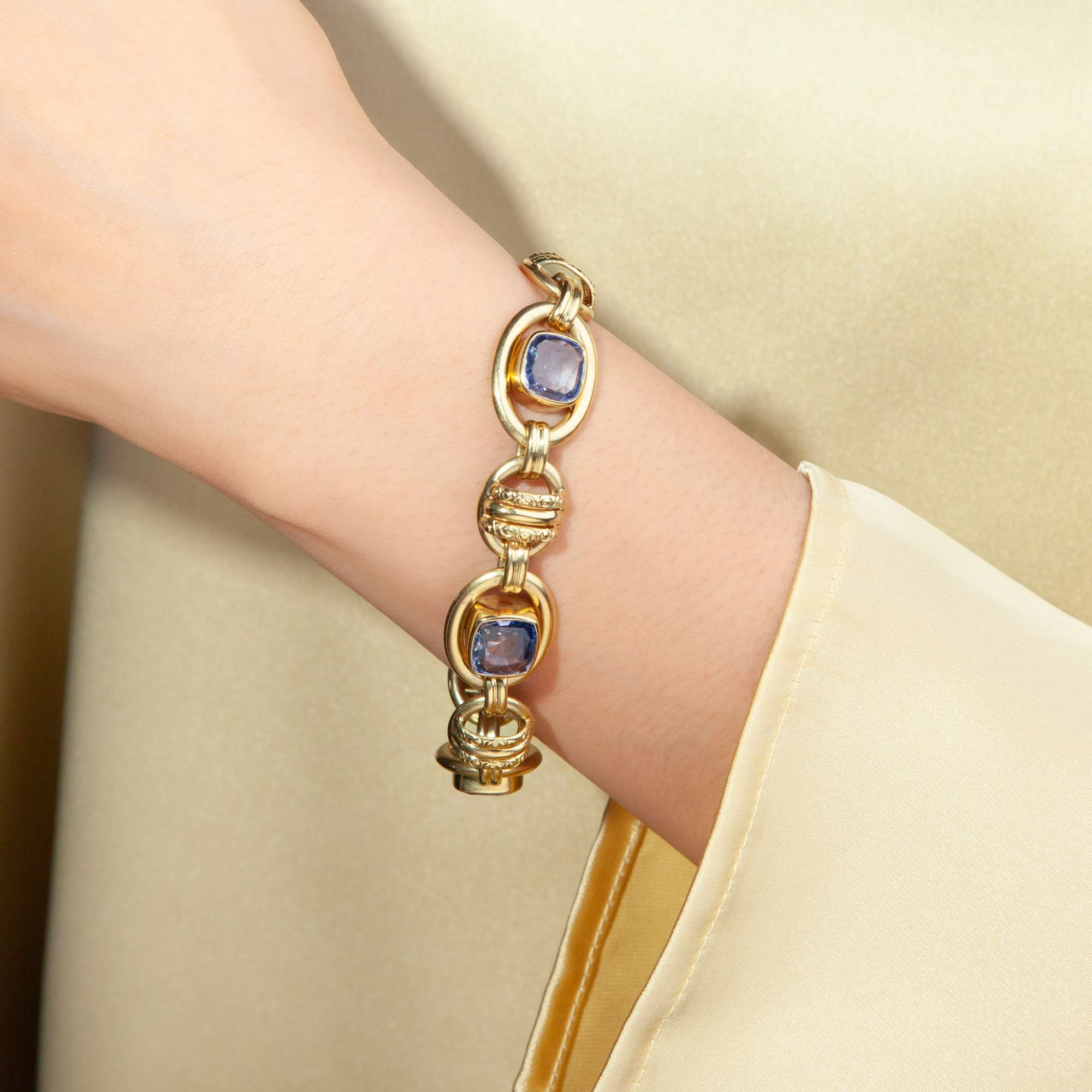 607204-hofer-antikschmuck-Prachtvolles-Saphir-Armband-in-warm-glaenzendem-Gold-um-1940-Sapphire-Skies_10