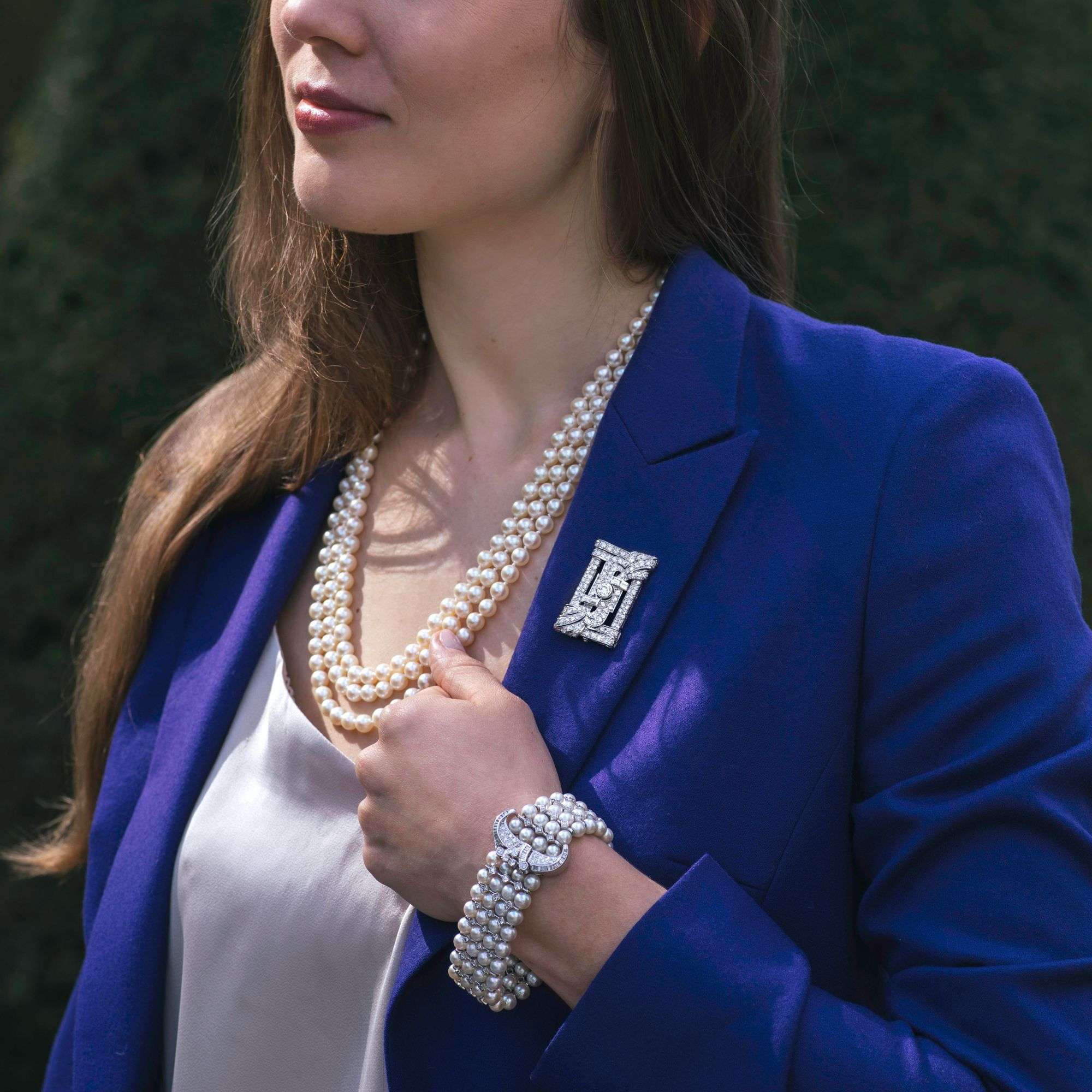 616231-hofer-antikschmuck-Glamouroeses-Jarretiere-Armband-aus-Perlen-und-Diamanten-um-1965-Tradition-und-Moderne
