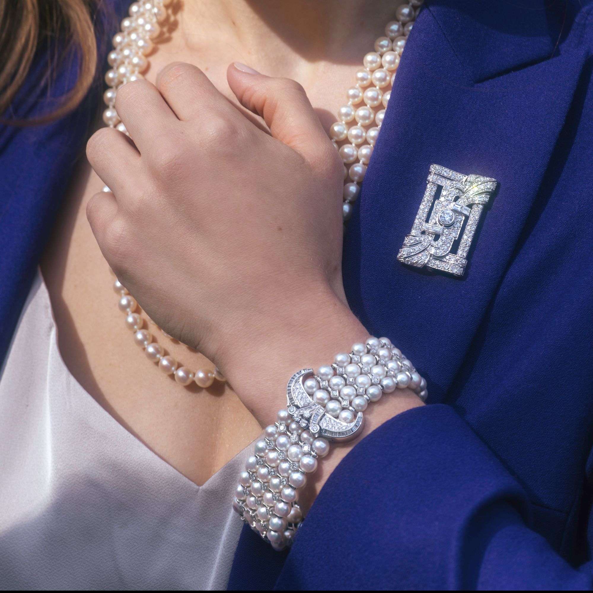 616231-hofer-antikschmuck-Glamouroeses-Jarretiere-Armband-aus-Perlen-und-Diamanten-um-1965-Tradition-und-Moderne_1