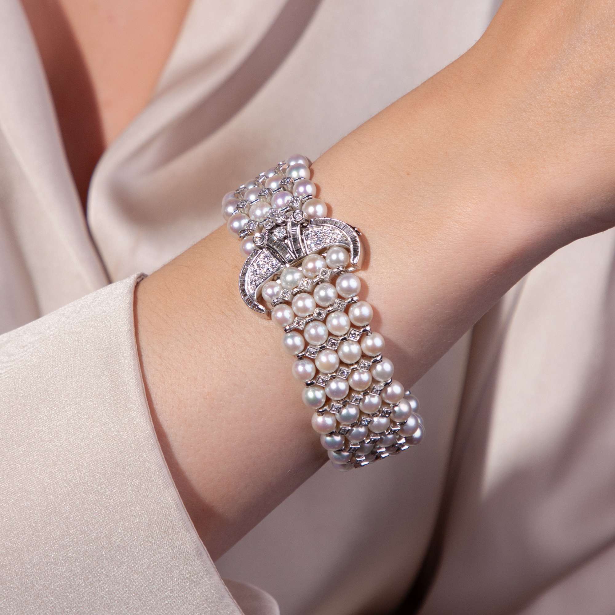 616231-hofer-antikschmuck-Glamouroeses-Jarretiere-Armband-aus-Perlen-und-Diamanten-um-1965-Tradition-und-Moderne_2