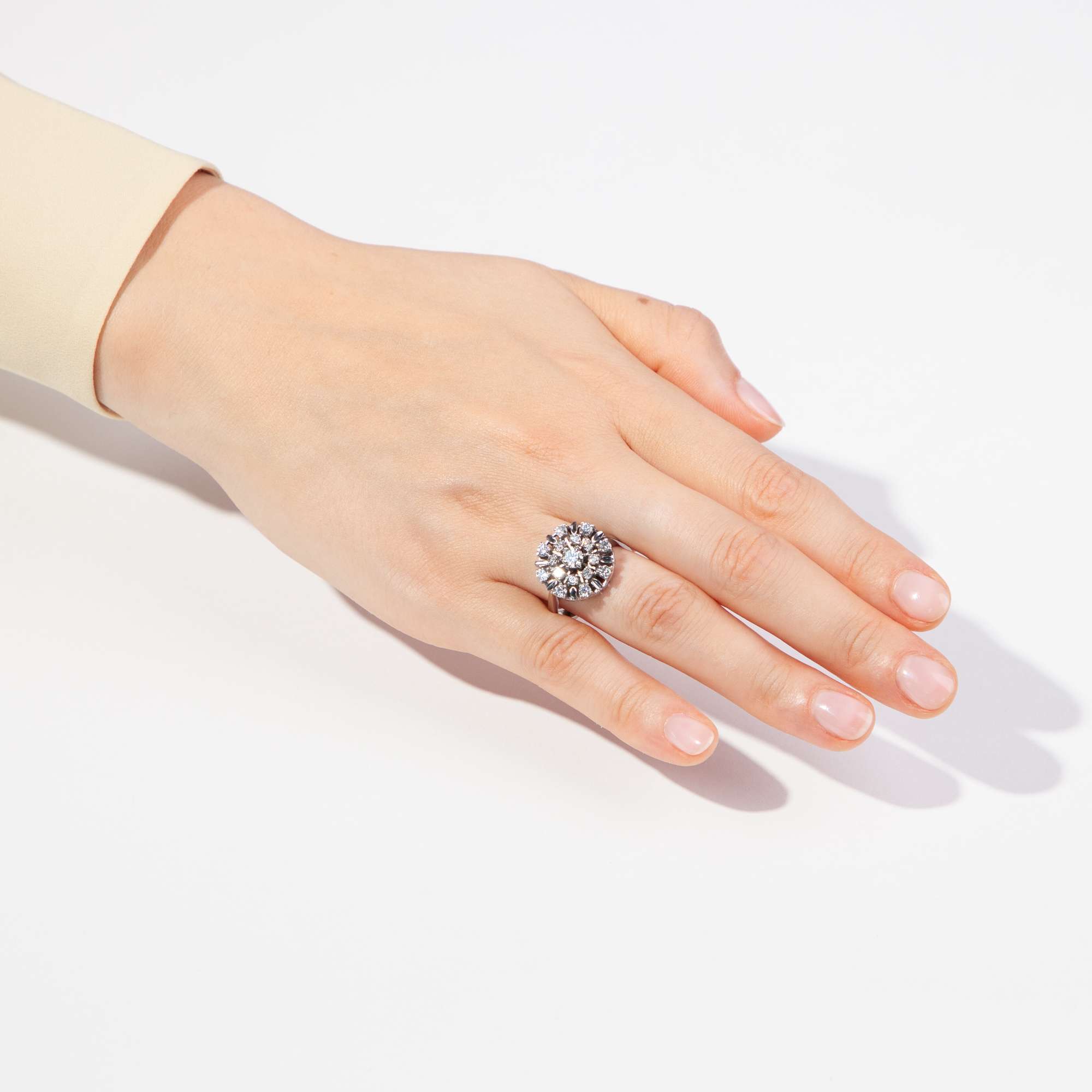 618506-hofer-antikschmuck-Wandelbarer-Ring-und-Anhaenger-mit-Diamanten-in-Weissgold-um-1970-Cosmic-Star_9