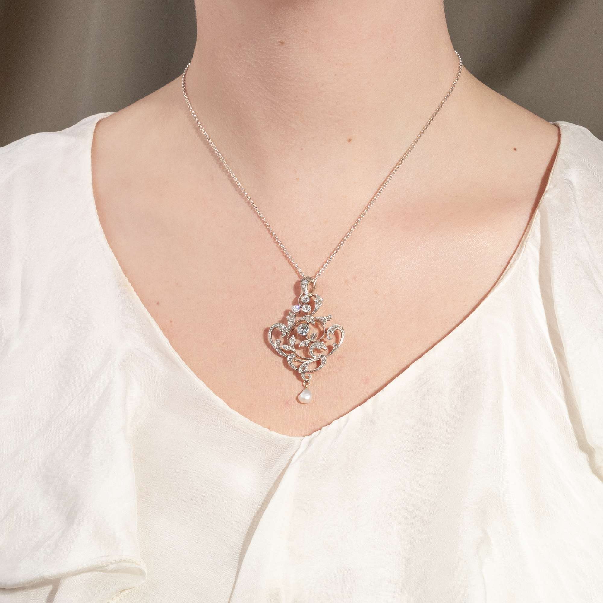 620495-hofer-antikschmuck-Antiker-Anhaenger-mit-Diamanten-in-Platin-auf-Gold-um-1900-Erinnerungen-an-Marie-Antoinette