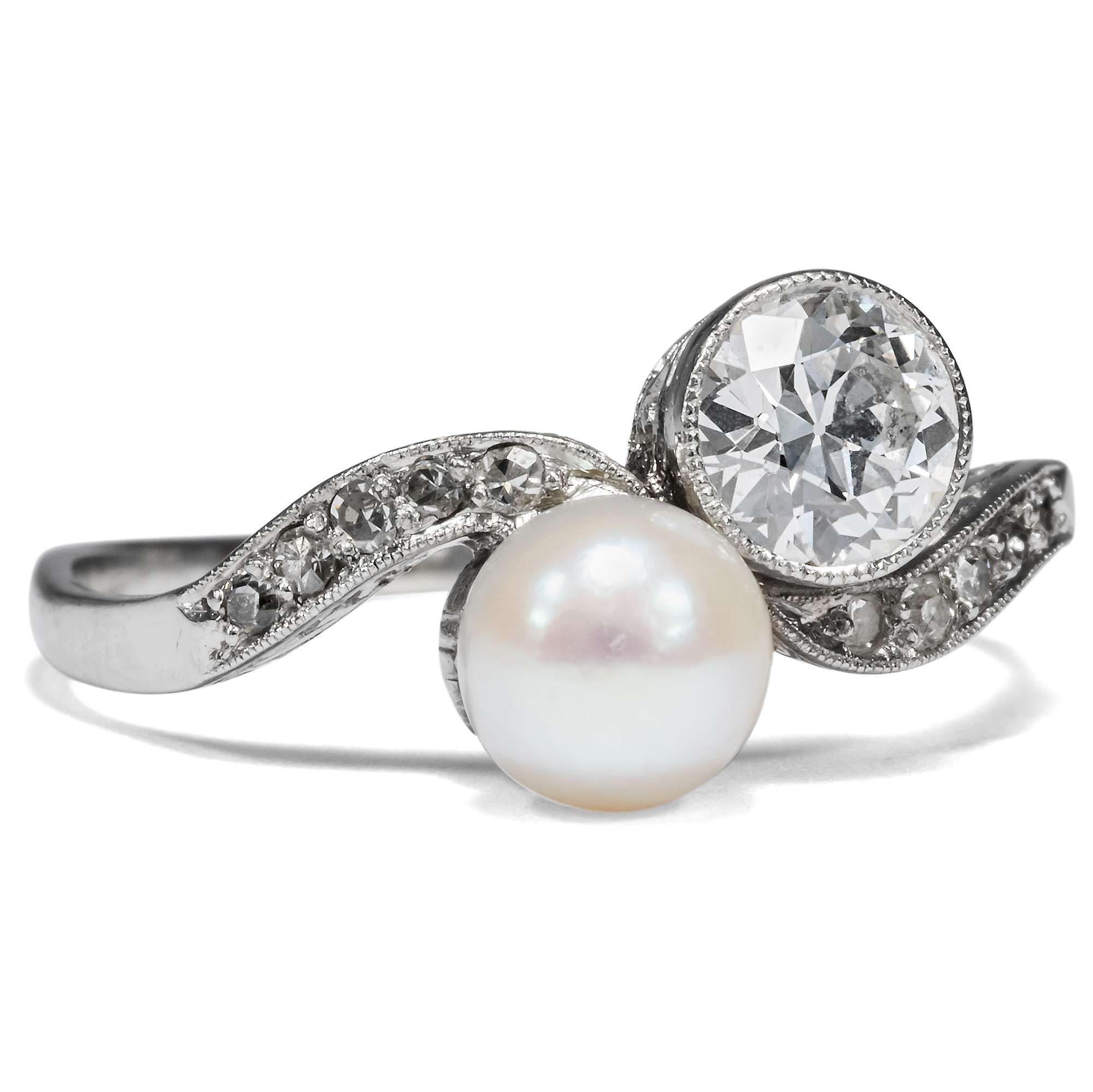 622247-hofer-antikschmuck-Eleganter-Toi-et-Moi-Ring-mit-Perle-und-Altschliff-Diamant-um-1920-Fliessende-Welle