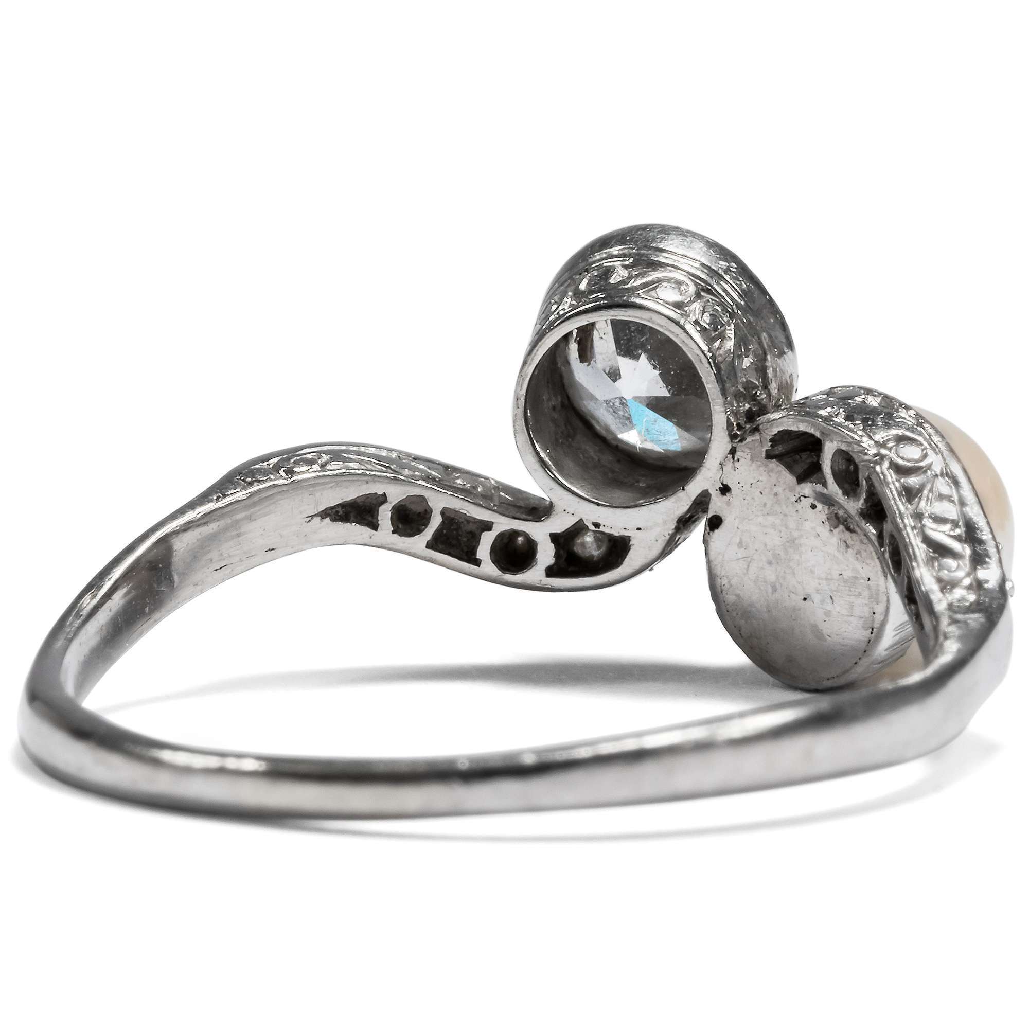 622247-hofer-antikschmuck-Eleganter-Toi-et-Moi-Ring-mit-Perle-und-Altschliff-Diamant-um-1920-Fliessende-Welle_3
