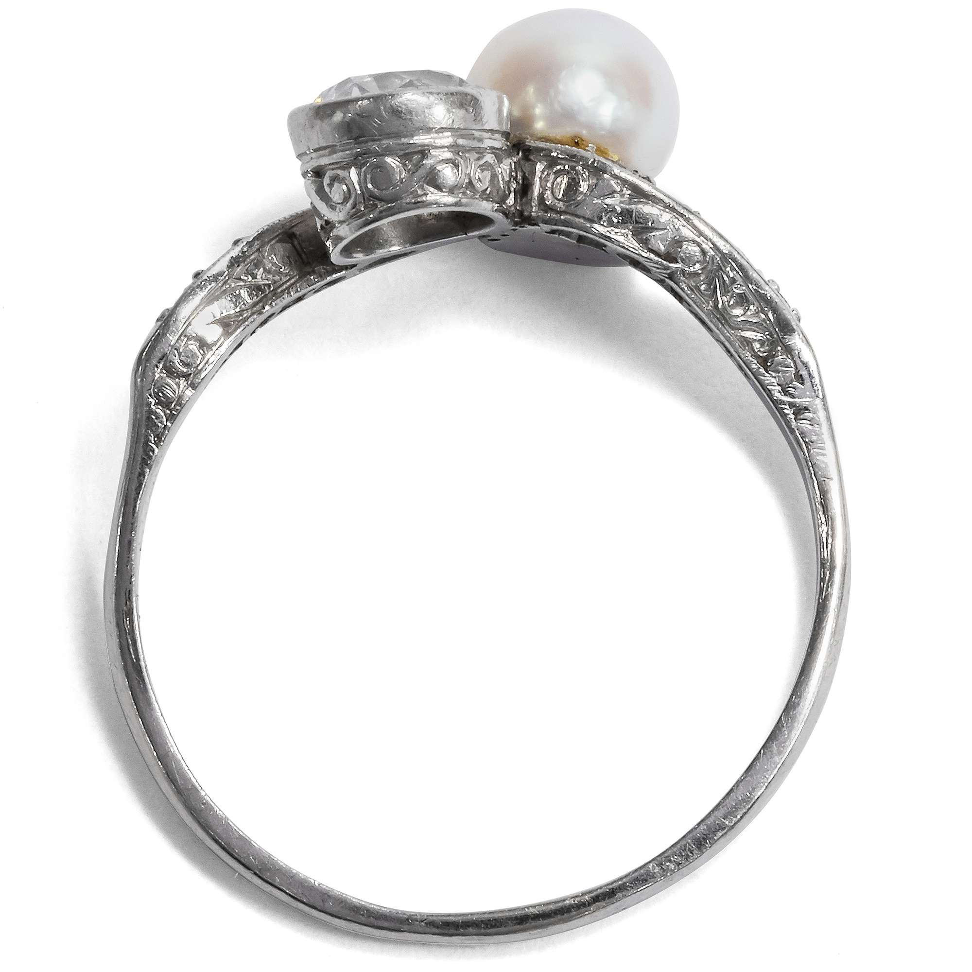 622247-hofer-antikschmuck-Eleganter-Toi-et-Moi-Ring-mit-Perle-und-Altschliff-Diamant-um-1920-Fliessende-Welle_5