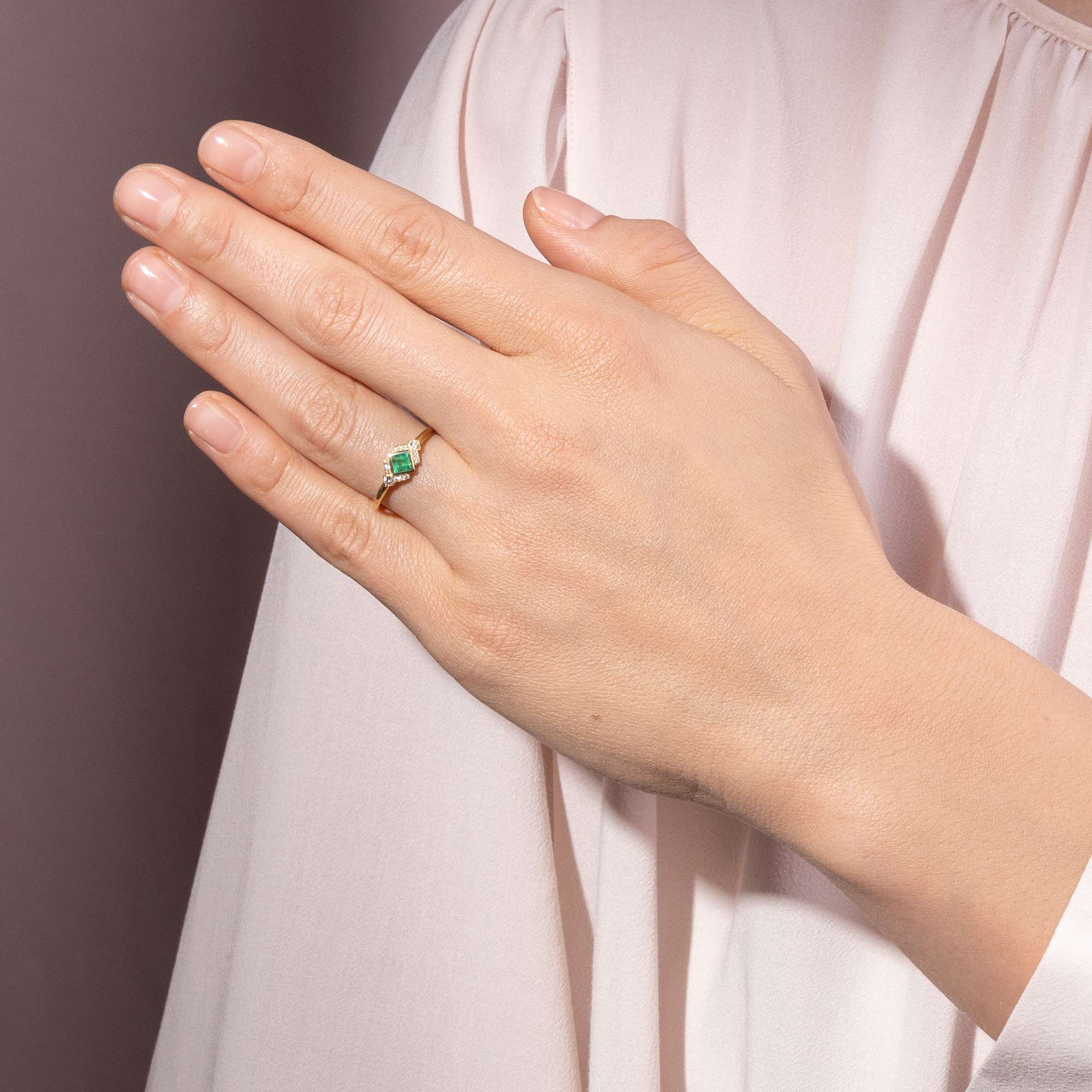 623265-hofer-antikschmuck-Graphischer-Ring-mit-Smaragd-und-Diamanten-in-Gelbgold-aus-unserer-Werkstatt-Ein-Sommermorgen_8