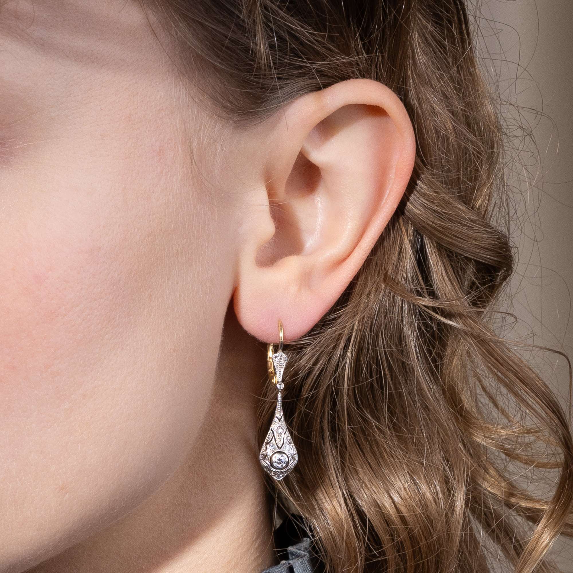 623316-hofer-antikschmuck-Elegante-Ohrringe-mit-Diamanten-aus-unserer-Werkstatt-Funkelnde-Begleiter
