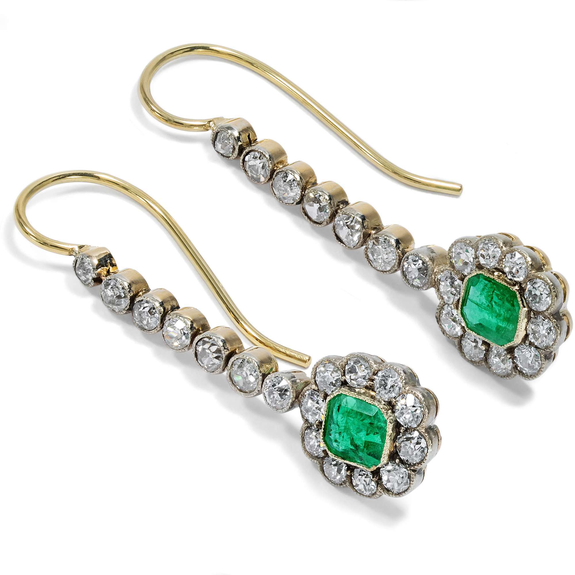 623615-hofer-antikschmuck-Elegante-Diamant-und-Smaragd-Ohrringe-aus-antiken-Elementen-Berlin-2024-Funkelnde-Mariage_2