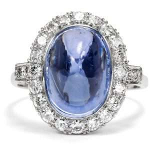 625325-hofer-antikschmuck-Wunderschoener-Ring-mit-unbehandeltem-Sugarloaf-Saphir-und-Diamanten-Deutschland-um-1950-Himmlische-Sphaeren_1