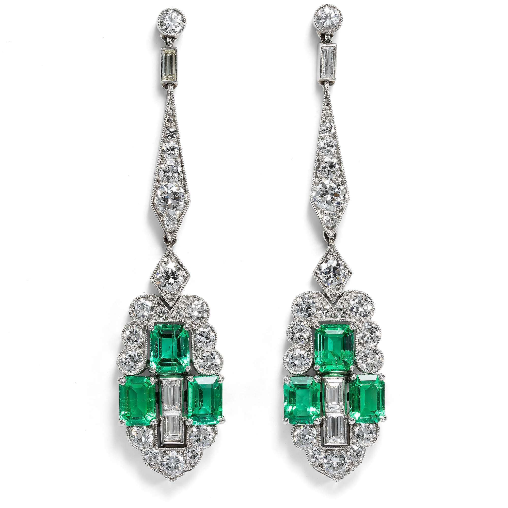625932-hofer-antikschmuck-Elegante-Art-Deco-Ohrringe-mit-Diamanten-und-kolumbianischen-Smaragden-Koechert-Wien-um-1930-Deco-Dreams