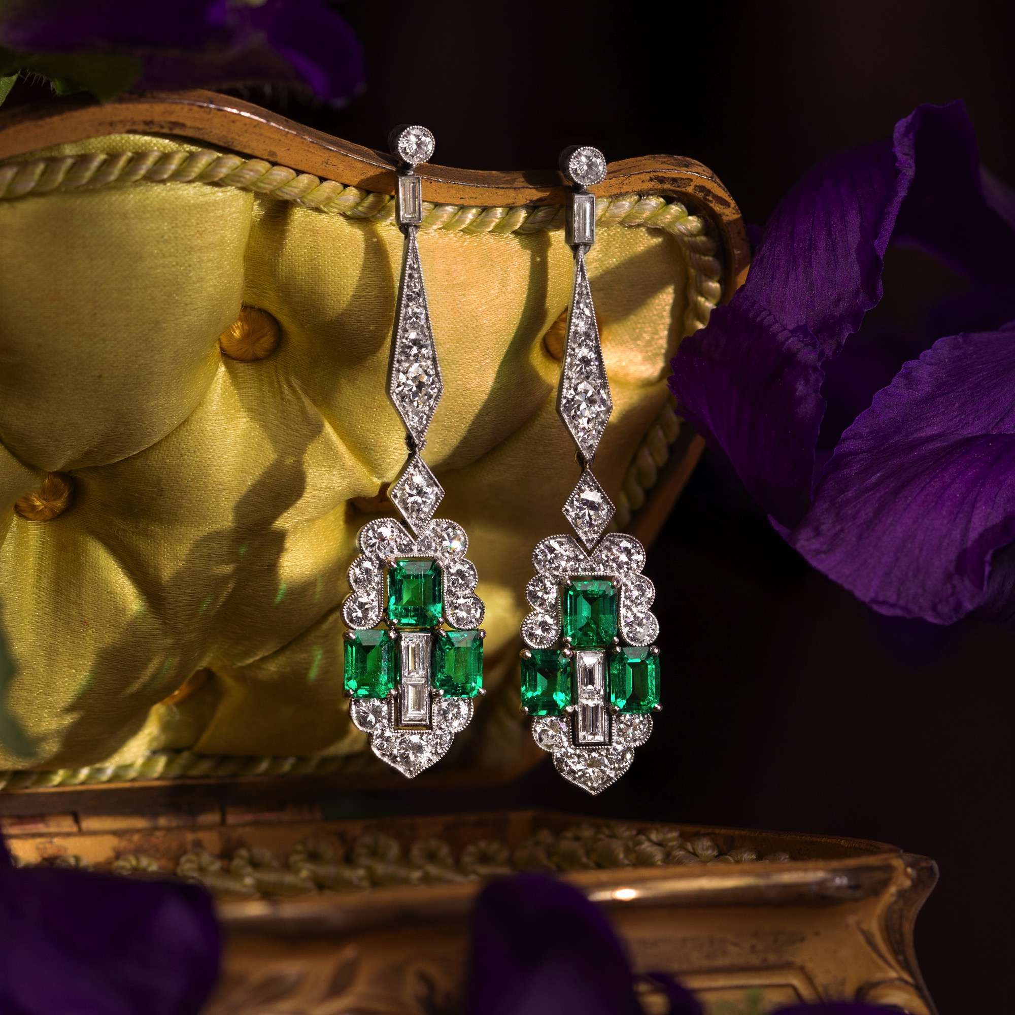 625932-hofer-antikschmuck-Elegante-Ohrringe-mit-Diamanten-und-kolumbianischen-Smaragden-von-A-E-Koechert-Wien-um-1930-Deco-Dreams