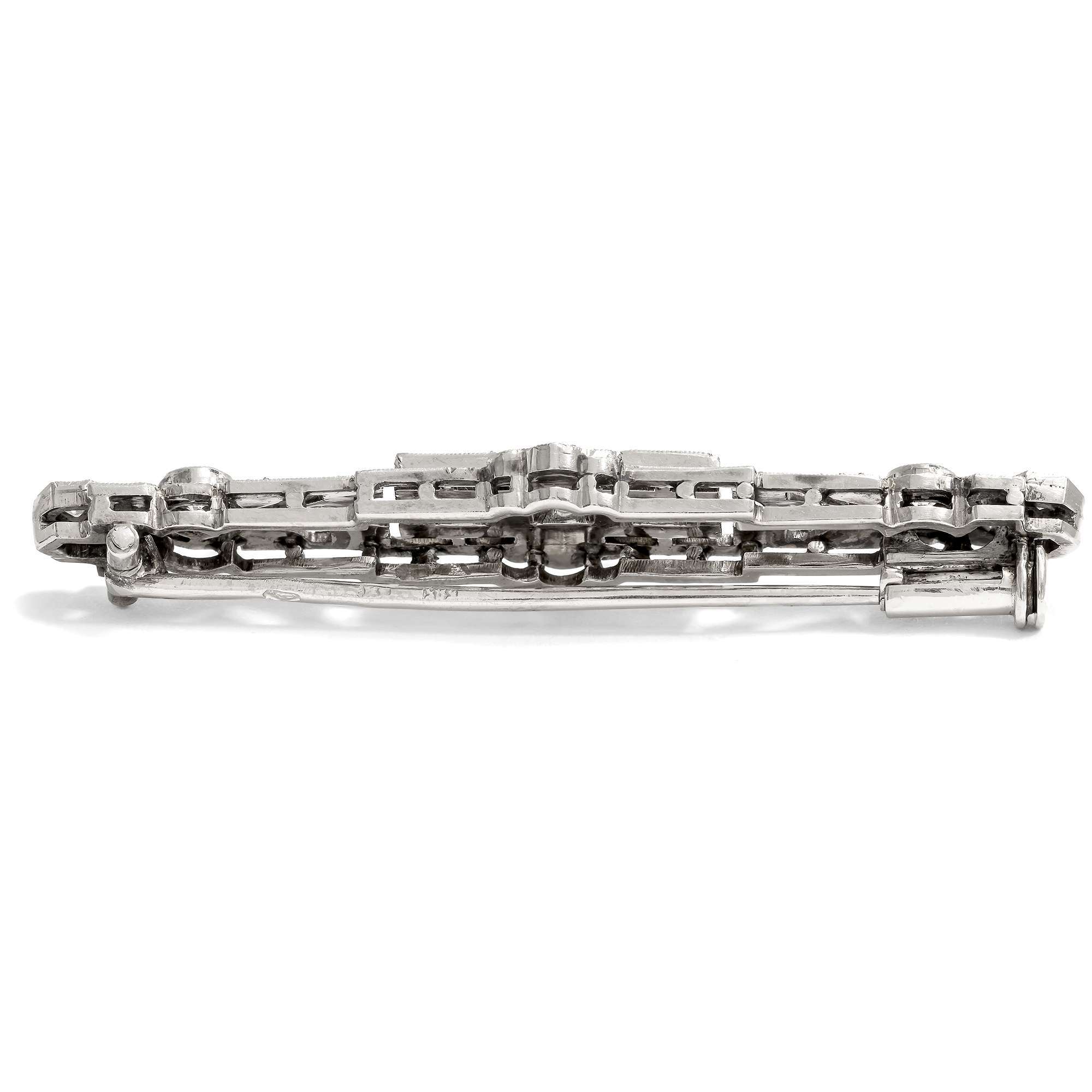 626132-hofer-antikschmuck-Elegante-Stabbrosche-des-Art-Deco-mit-Diamanten-in-Weissgold-Wien-um-1930-Wiener-Moderne-_1