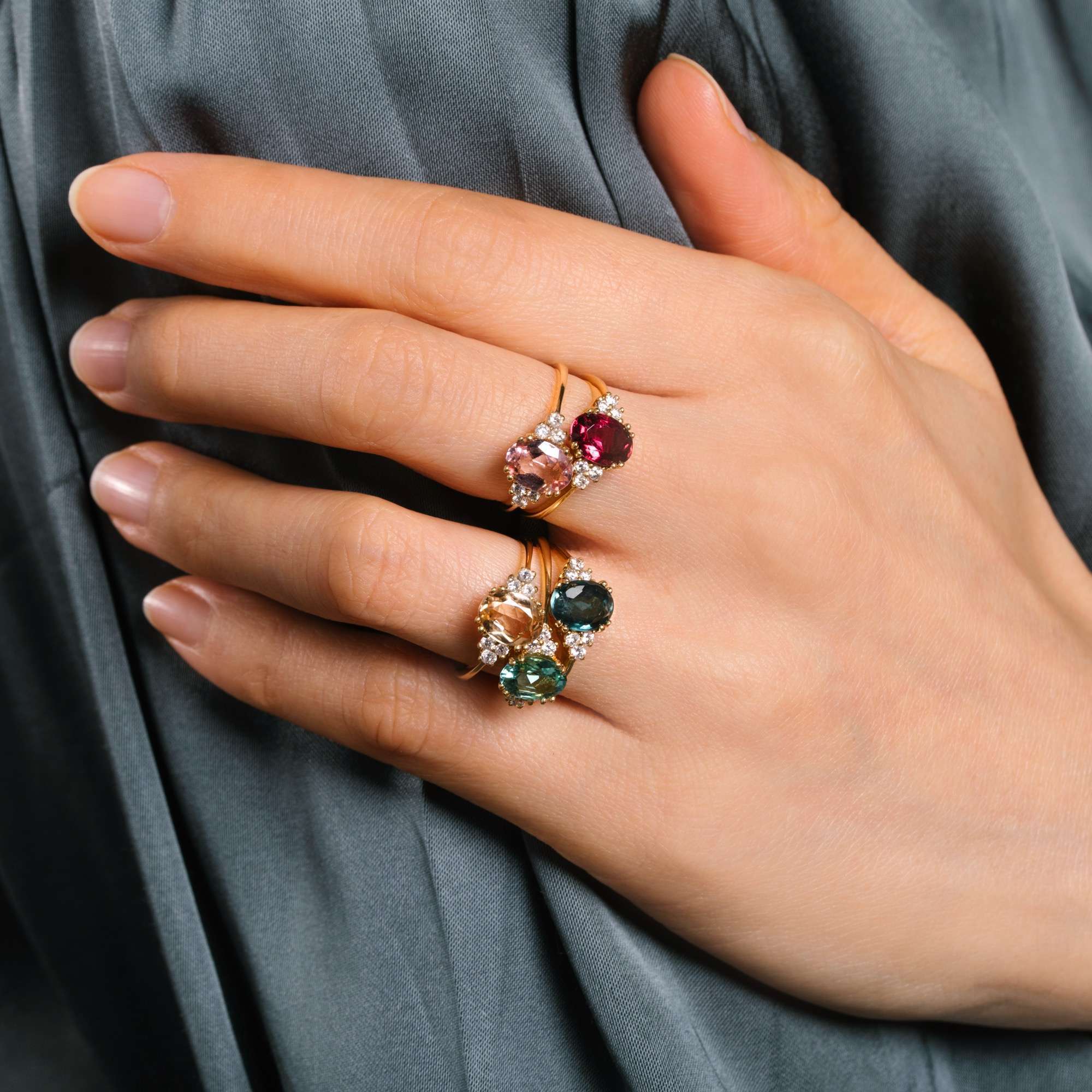 626526-hofer-antikschmuck-Ungetragener-Ring-mit-dunkelgruenem-Turmalin-und-Brillanten-in-Gold-aus-unserer-Werkstatt-Waldlicht