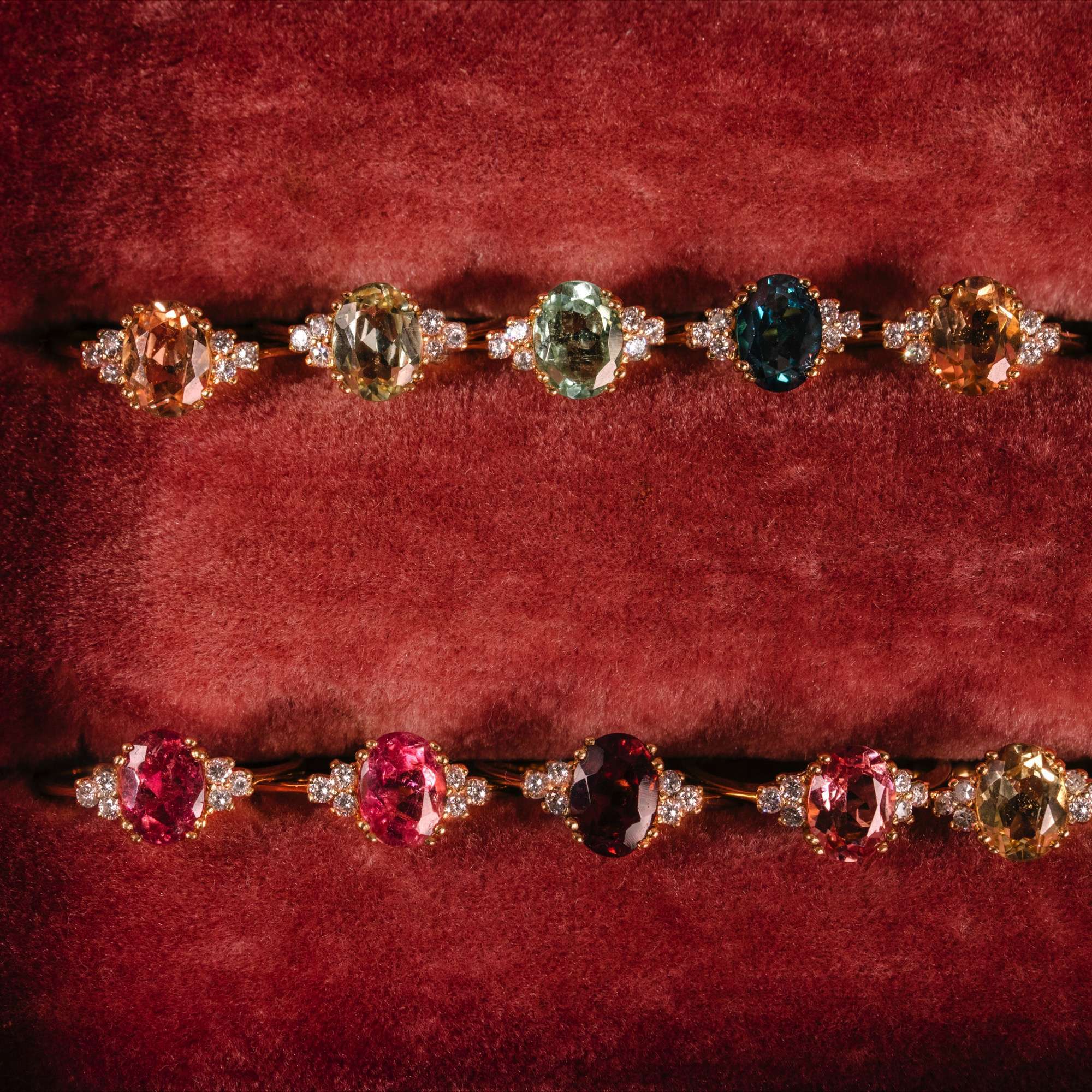626526-hofer-antikschmuck-Ungetragener-Ring-mit-dunkelgruenem-Turmalin-und-Brillanten-in-Gold-aus-unserer-Werkstatt-Waldlicht