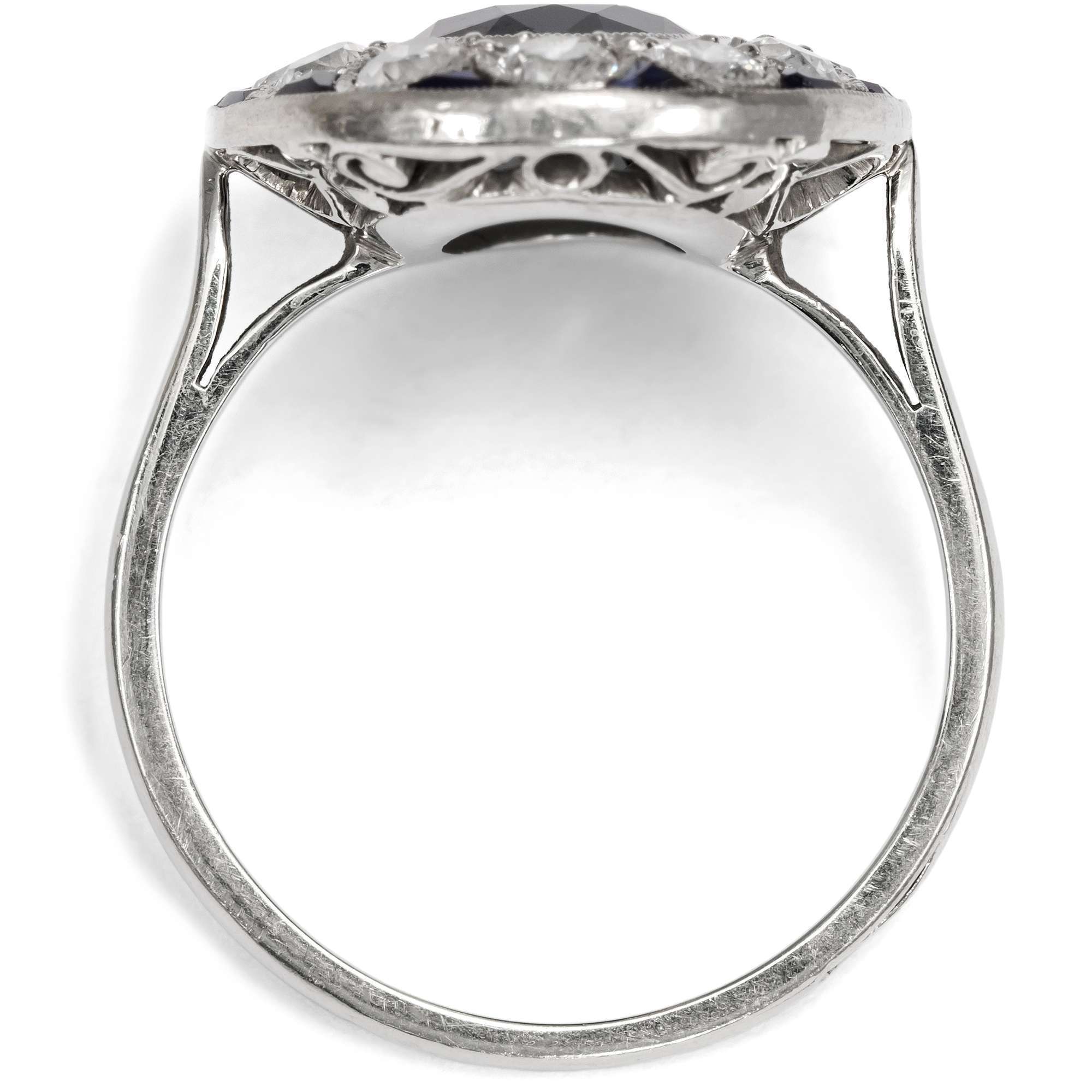 627155-hofer-antikschmuck-Erstklassiger-Ring-aus-Weissgold-und-Platin-mit-Saphiren-und-Diamanten-Paris-um-1925-Form-follows-Funkeln