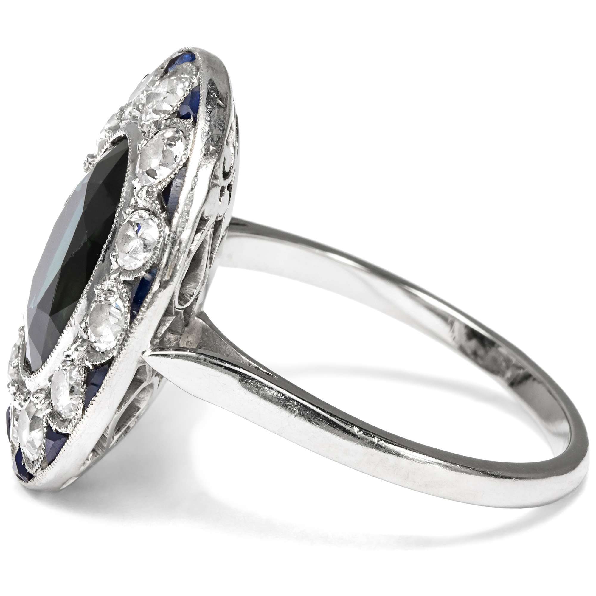 627155-hofer-antikschmuck-Erstklassiger-Ring-aus-Weissgold-und-Platin-mit-Saphiren-und-Diamanten-Paris-um-1925-Form-follows-Funkeln_3